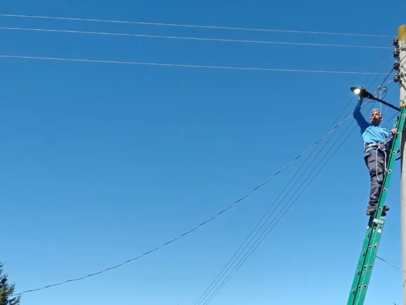 El Programa Zacatlán Iluminado avanza: colocan línea nueva de alumbrado público en El Vivero