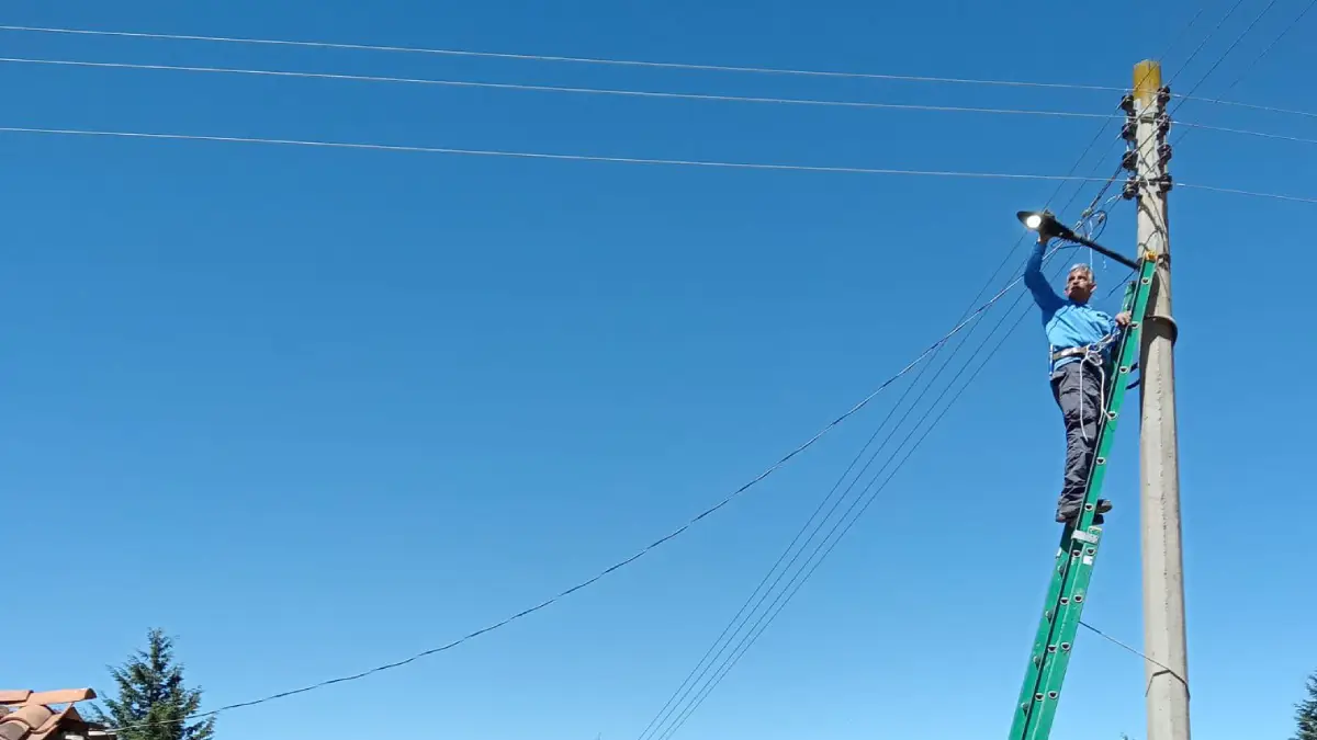 El Programa Zacatlán Iluminado avanza: colocan línea nueva de alumbrado público en El Vivero