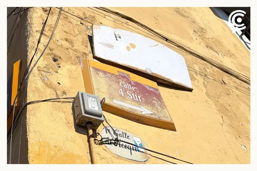 Señalética del Centro Histórico de Puebla se deteriora por vandalismo y falta de mantenimiento