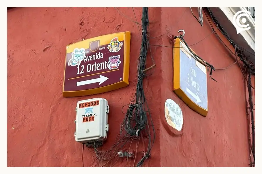 Señalética del Centro Histórico de Puebla se deteriora por vandalismo y falta de mantenimiento