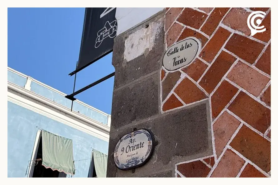 Señalética del Centro Histórico de Puebla se deteriora por vandalismo y falta de mantenimiento
