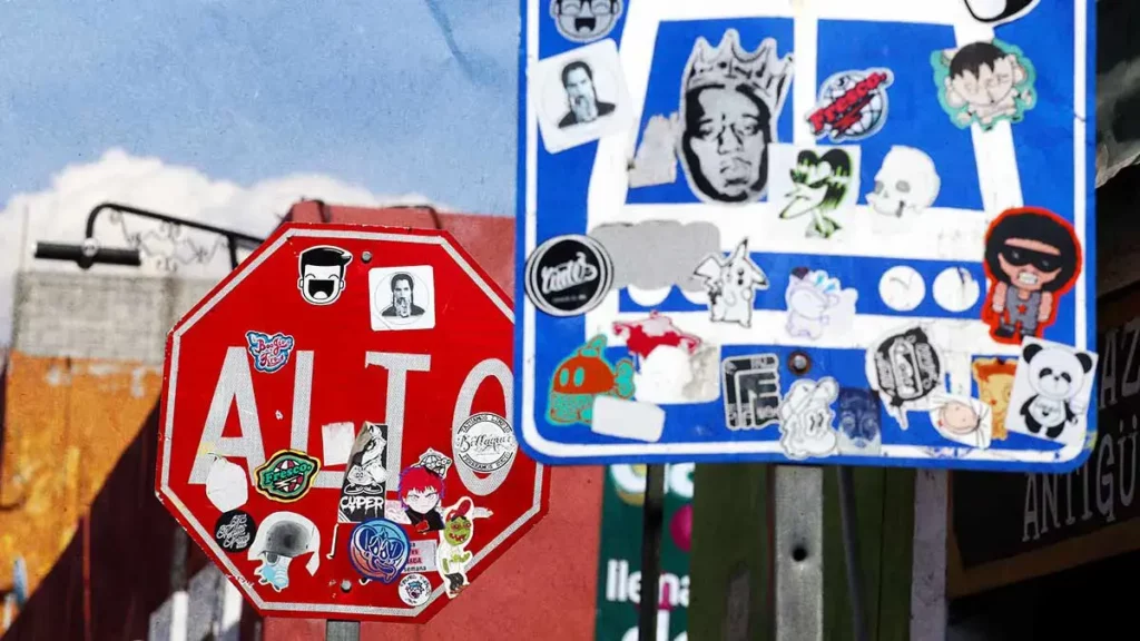 Señalética del Centro Histórico de Puebla se deteriora por vandalismo y falta de mantenimiento