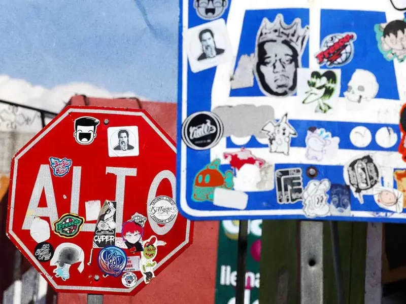 Señalética del Centro Histórico de Puebla se deteriora por vandalismo y falta de mantenimiento