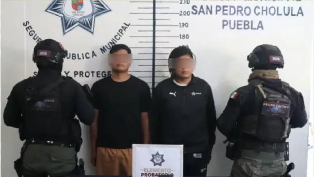 Policía de San Pedro Cholula detiene a dos personas por probables delitos contra la salud en Manantiales