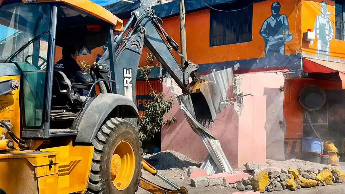 Ayuntamiento de Puebla derriba construcciones ilegales en colonia Santa Margarita