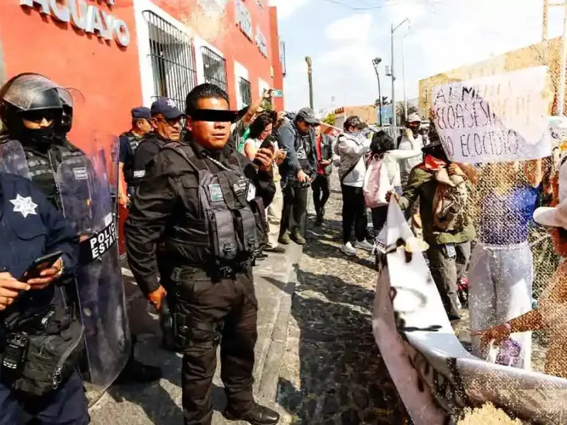 Alumnos BUAP acusados de agresiones en Casa Aguayo, denuncian a policía de desenfundar arma durante manifestación