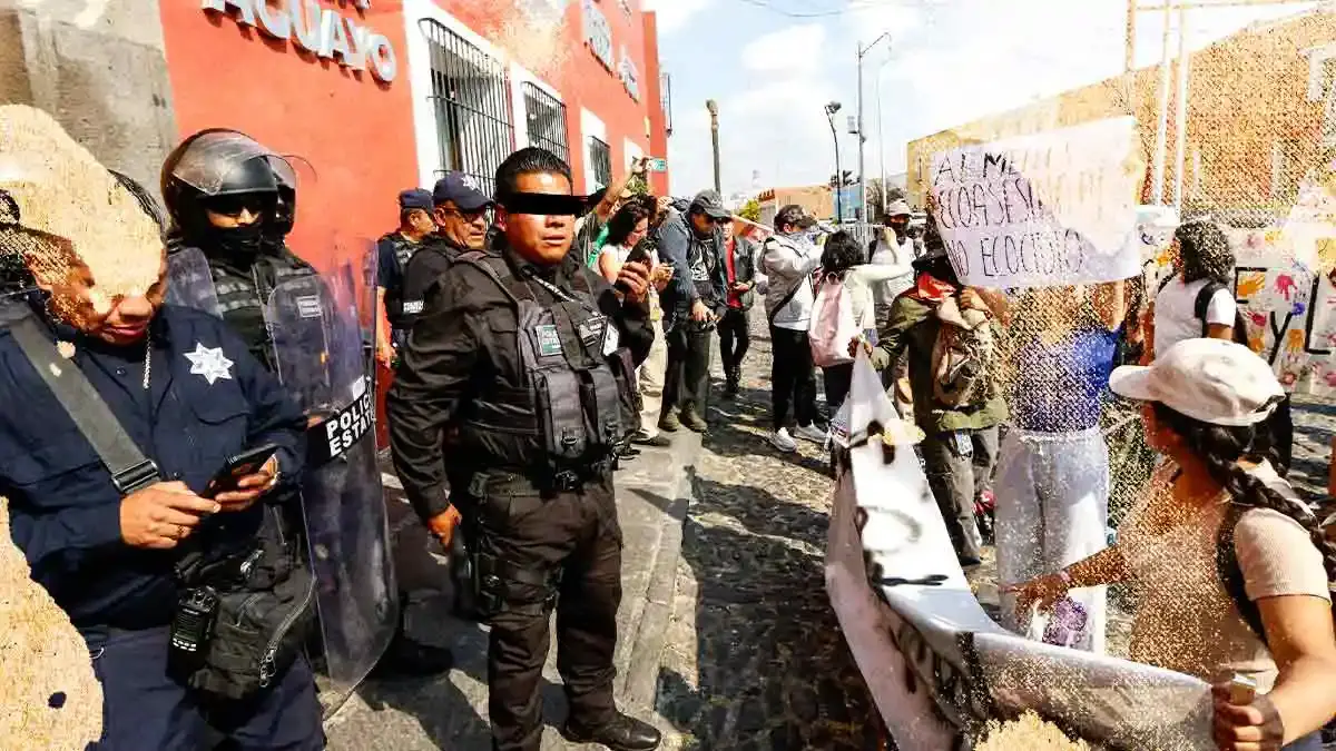 Alumnos BUAP acusados de agresiones en Casa Aguayo, denuncian a policía de desenfundar arma durante manifestación