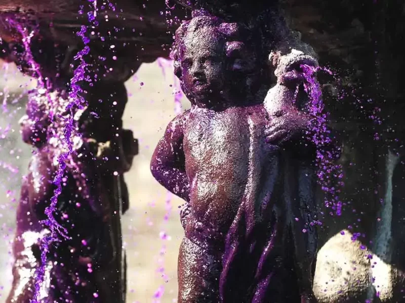 Durante 8M 2026, tiñen de morado agua de la Fuente de San Miguel de Puebla