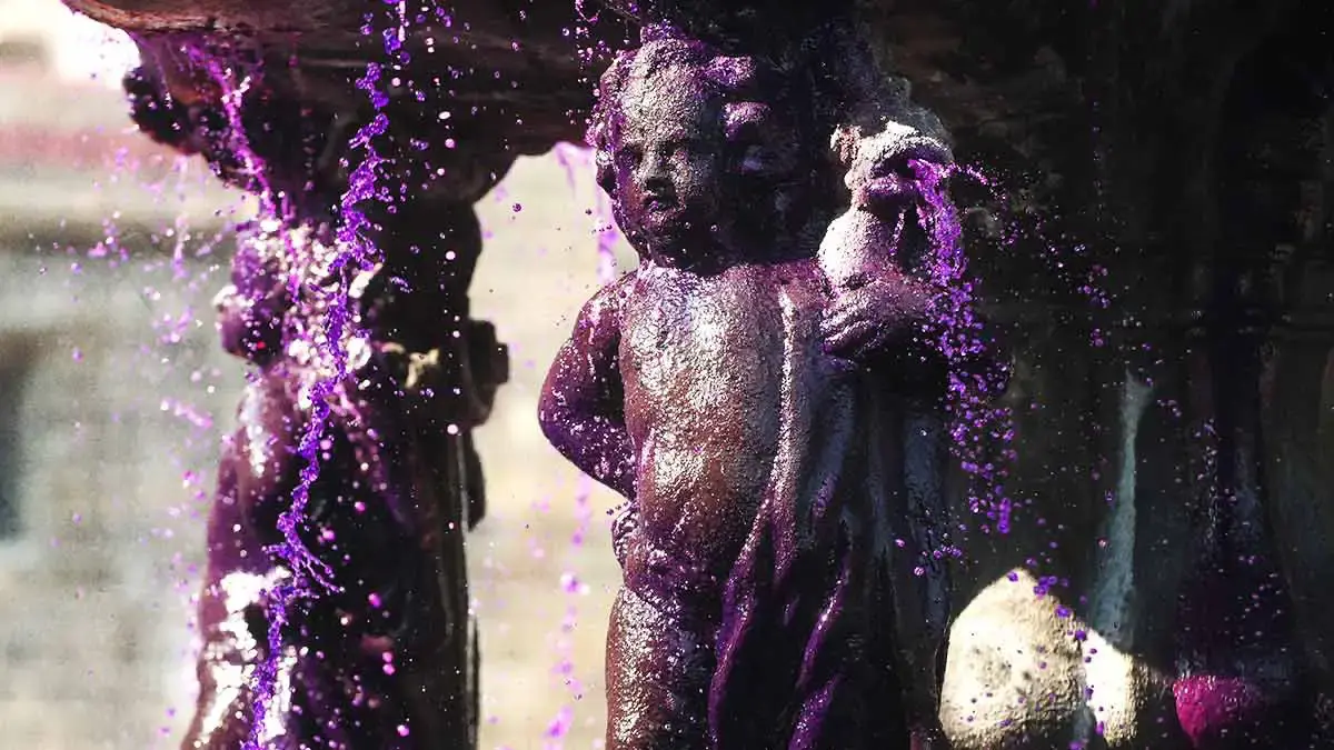 Durante 8M 2026, tiñen de morado agua de la Fuente de San Miguel de Puebla