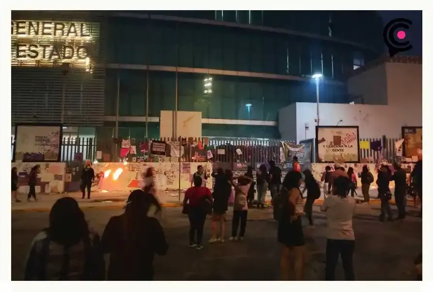 Cierran manifestaciones del 8M 2026 con tensión en Fiscalía de Puebla
