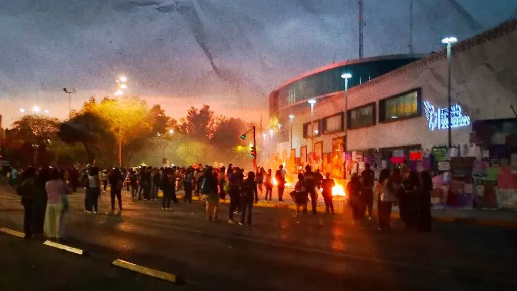 Cierran manifestaciones del 8M 2026 con tensión en Fiscalía de Puebla