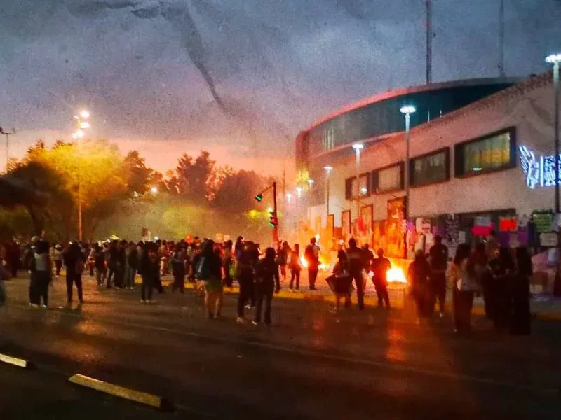 Cierran manifestaciones del 8M 2026 con tensión en Fiscalía de Puebla