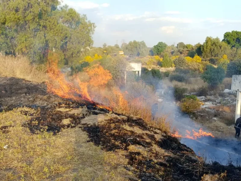 Intervención oportuna de bomberos evita mayores daños por incendios en Texmelucan