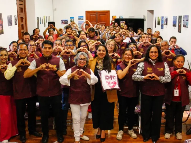 Entrega Tonantzin Fernández uniformes a personal del DIF Municipal