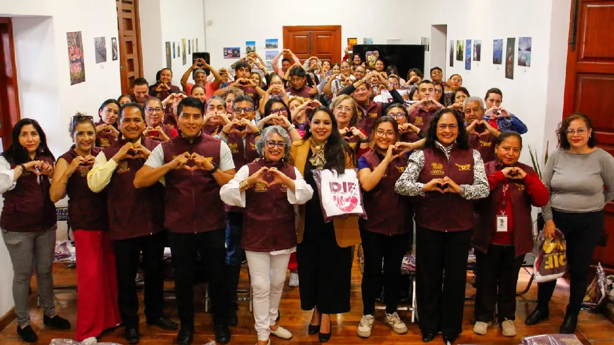 Entrega Tonantzin Fernández uniformes a personal del DIF Municipal