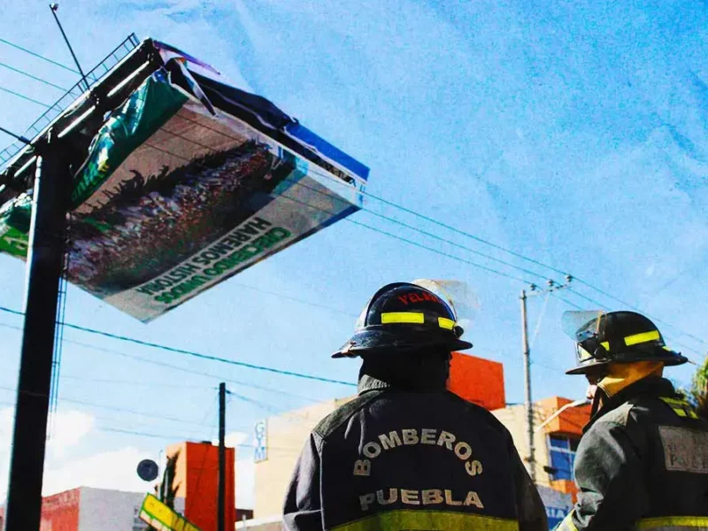 Fuertes rachas de viento ingresan a Puebla con Frente Frío 40; caen tablas en Paseo Bravo