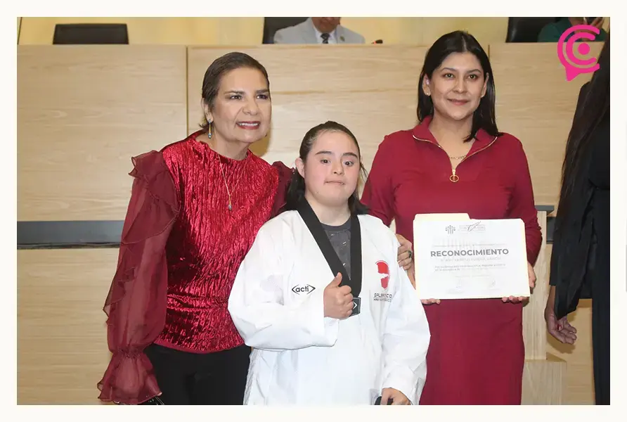 Congreso de Puebla reconoce a Any Yaretzi, primera taekwondoín cinta negra con síndrome de Down
