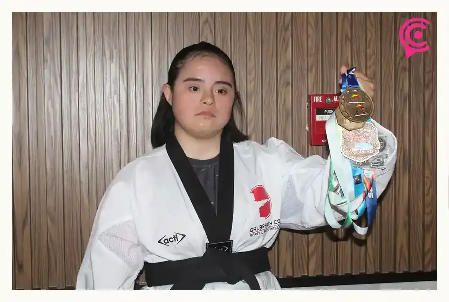 Congreso de Puebla reconoce a Any Yaretzi, primera taekwondoín cinta negra con síndrome de Down