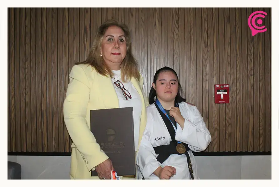 Congreso de Puebla reconoce a Any Yaretzi, primera taekwondoín cinta negra con síndrome de Down