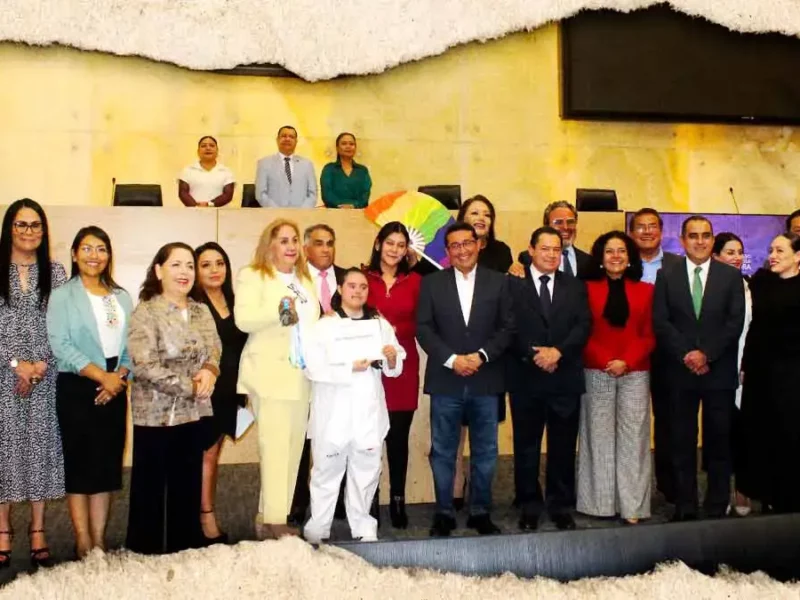 Congreso de Puebla reconoce a Any Yaretzi, primera taekwondoín cinta negra con síndrome de Down