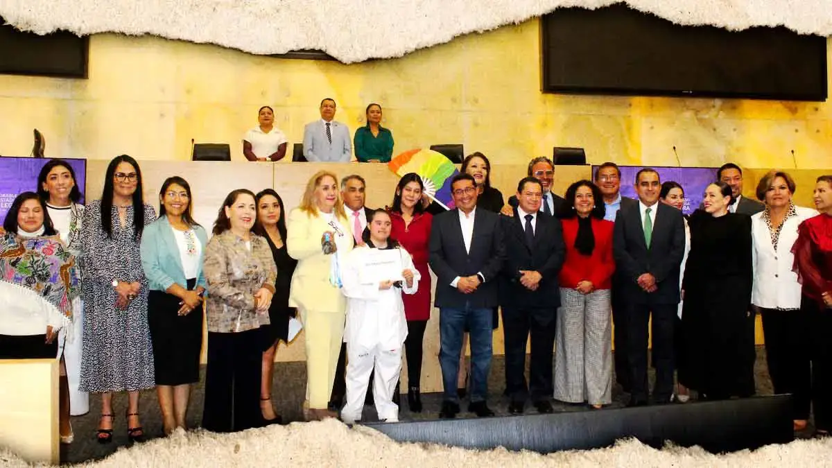 Congreso de Puebla reconoce a Any Yaretzi, primera taekwondoín cinta negra con síndrome de Down
