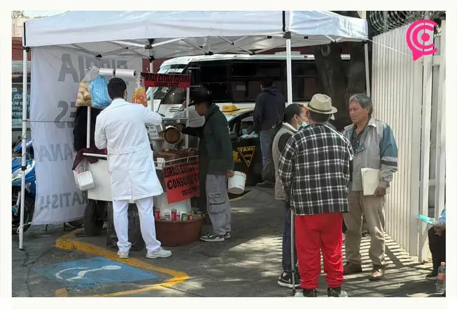 Ambulantes invaden alrededores del IMSS San José y obstruyen banquetas con estructuras metálicas