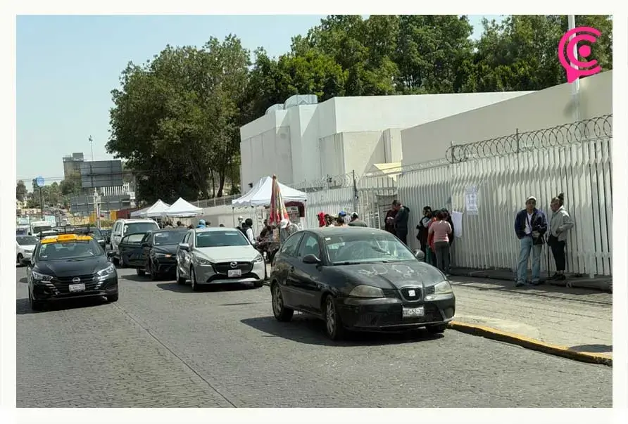Ambulantes invaden alrededores del IMSS San José y obstruyen banquetas con estructuras metálicas