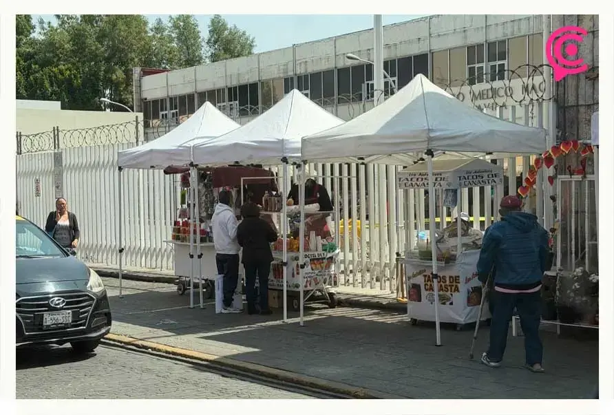 Ambulantes invaden alrededores del IMSS San José y obstruyen banquetas con estructuras metálicas