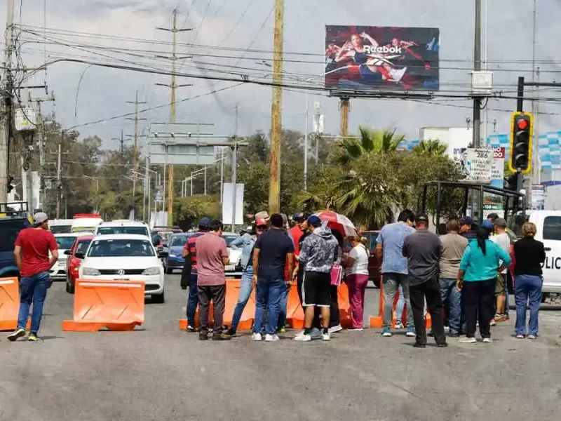 Bloquean Calzada Zaragoza en protesta a construcción del Paseo de Campeones; vecinos reabren tras diálogo  