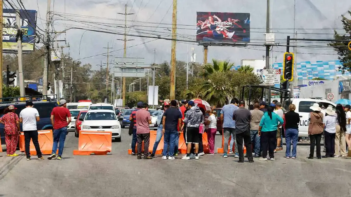 Bloquean Calzada Zaragoza en protesta a construcción del Paseo de Campeones; vecinos reabren tras diálogo