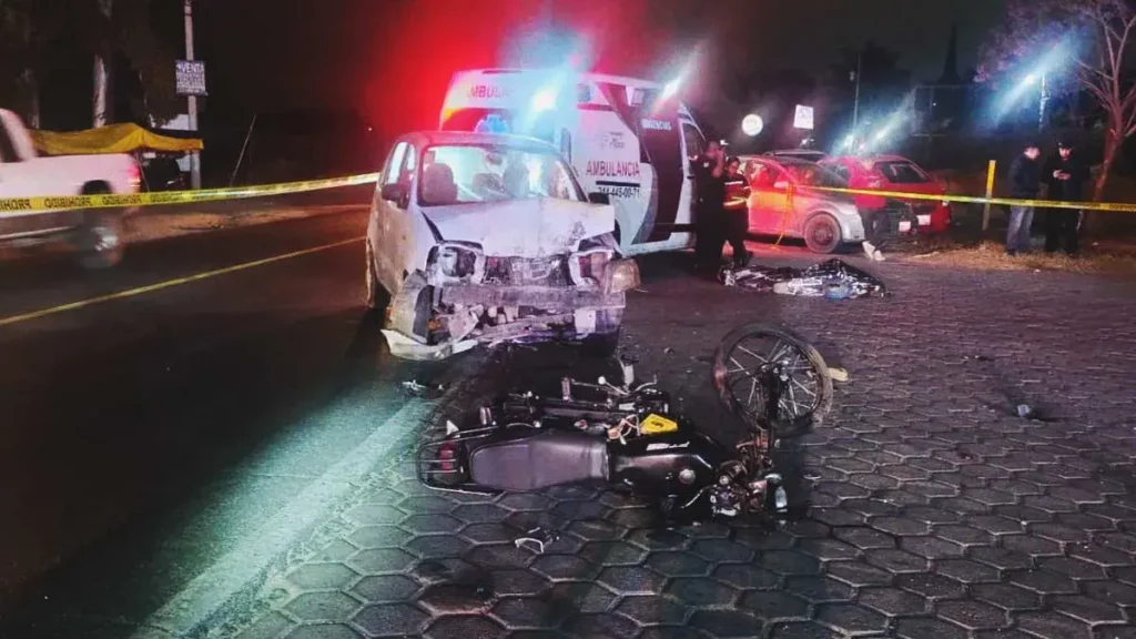 Motociclista murió por choque contra Atos en Atlixco, Puebla; automovilista invadió el sentido contrario