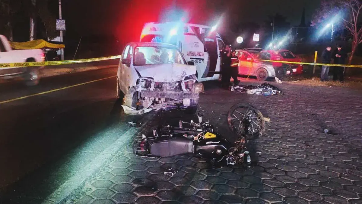 Motociclista murió por choque contra Atos en Atlixco, Puebla; automovilista invadió el sentido contrario