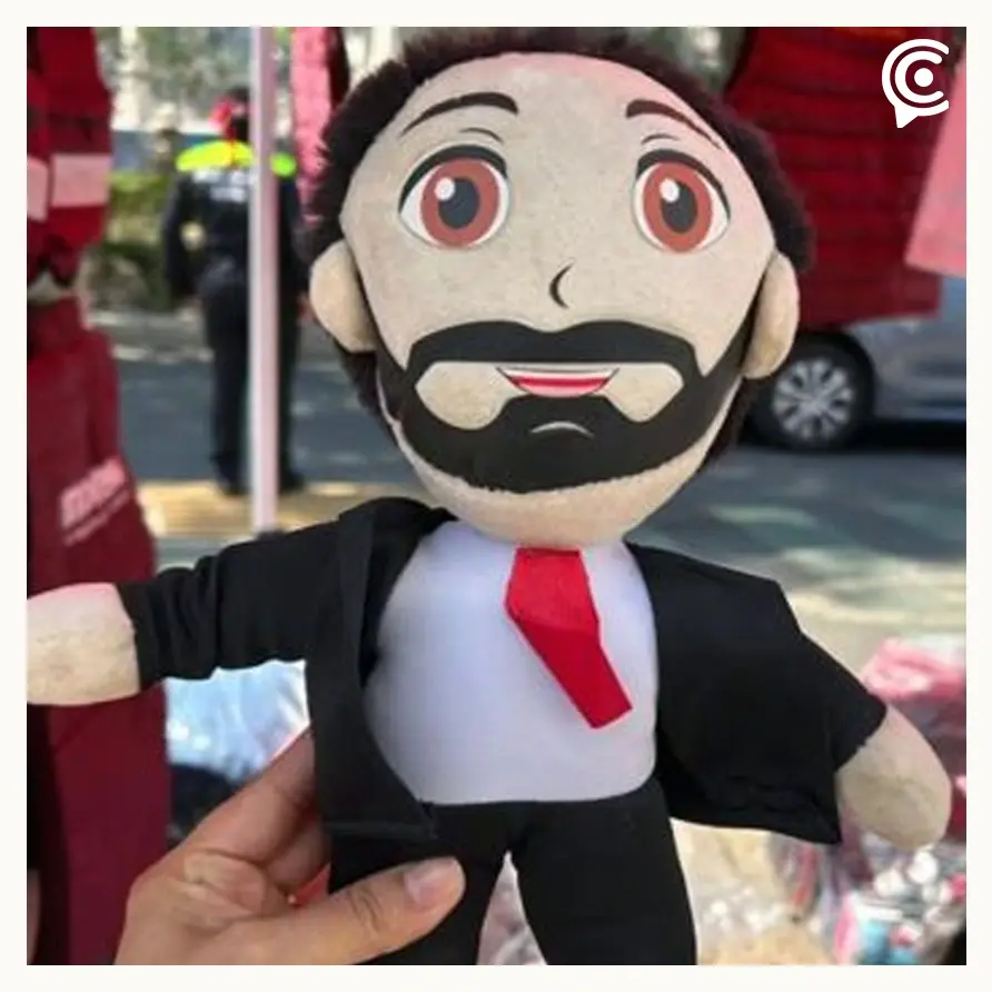 Venden toalla de Omar García Harfuch sin camisa y muñeco al estilo Batman; aumenta su popularidad