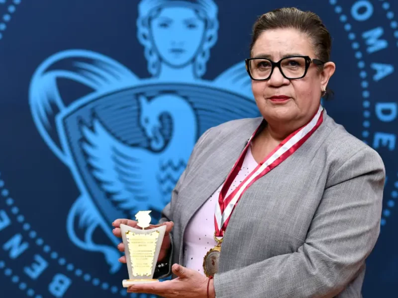 Académica BUAP recibe galardón educativo y Doctorado Honoris Causa por la OIICE