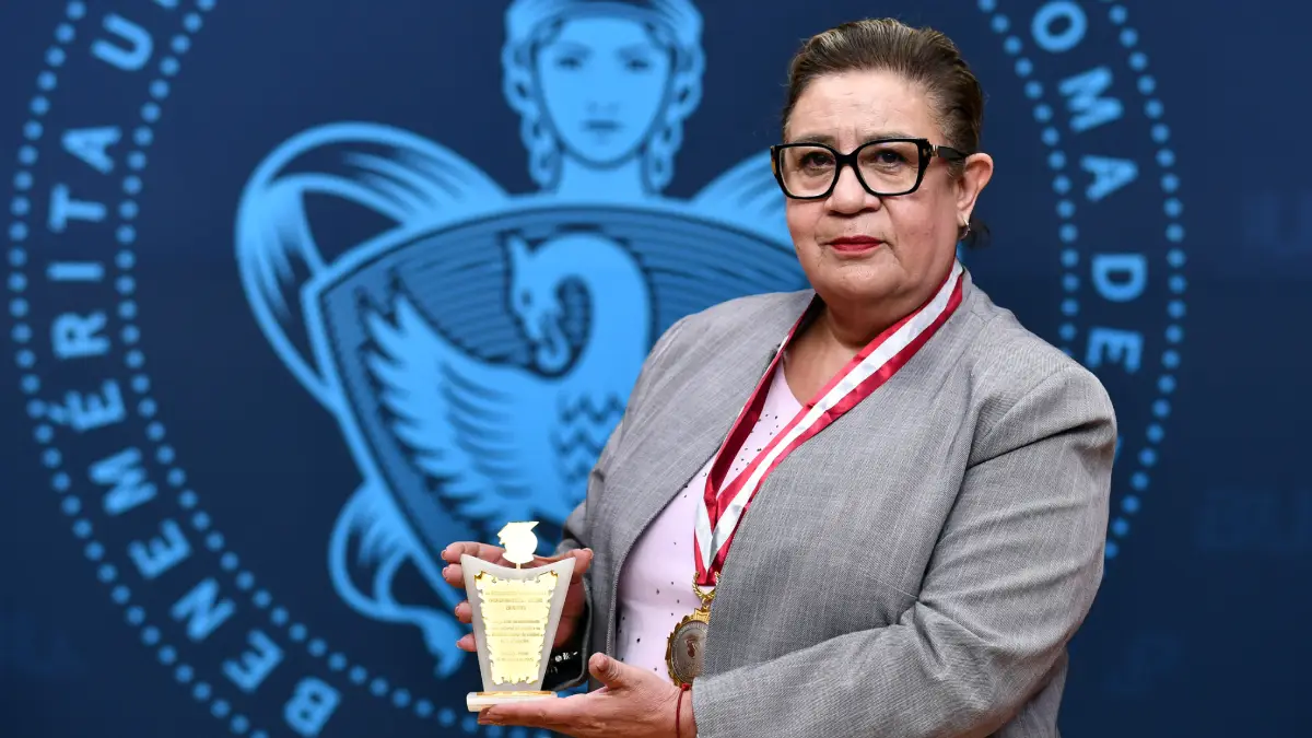 Académica BUAP recibe galardón educativo y Doctorado Honoris Causa por la OIICE