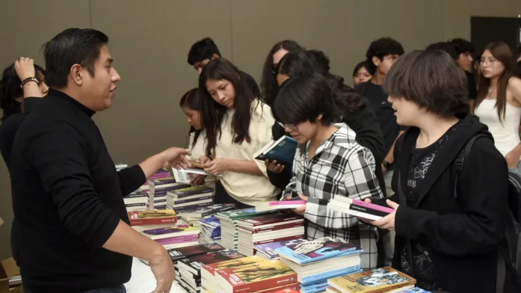 Forman BUAP y Fondo de Cultura Económica lectores responsables