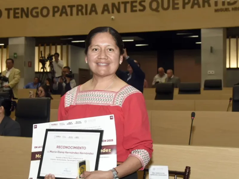 Académica de la BUAP recibe Medalla al Mérito Mujer Indígena