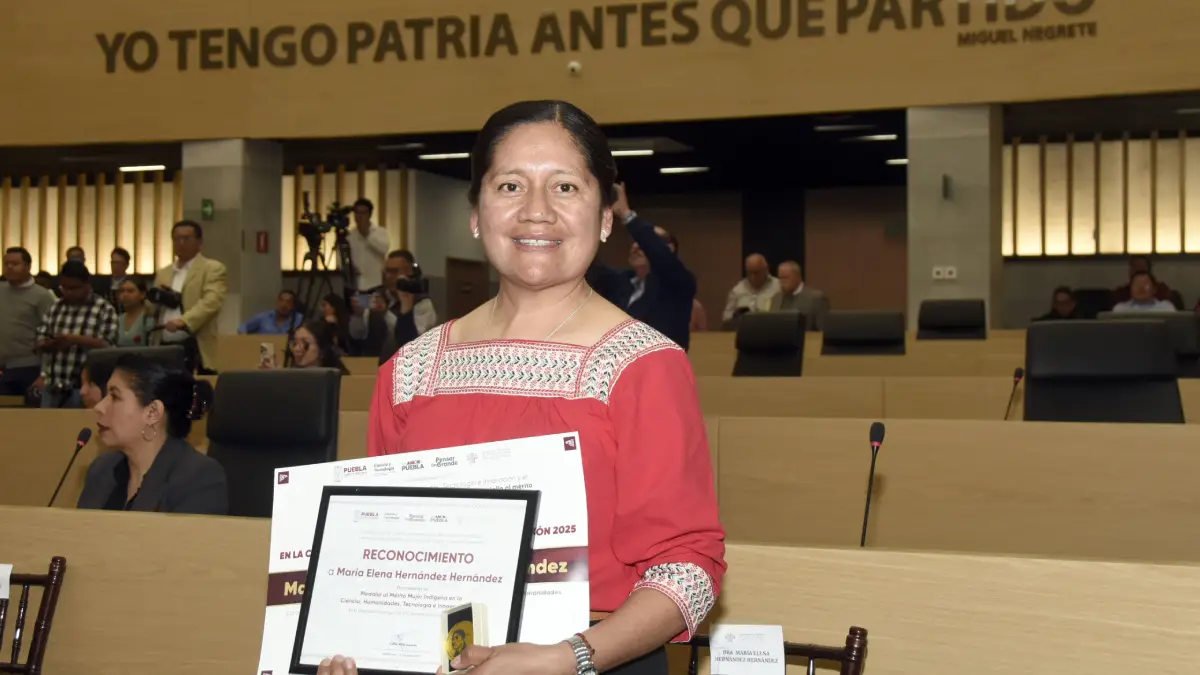 Académica de la BUAP recibe Medalla al Mérito Mujer Indígena