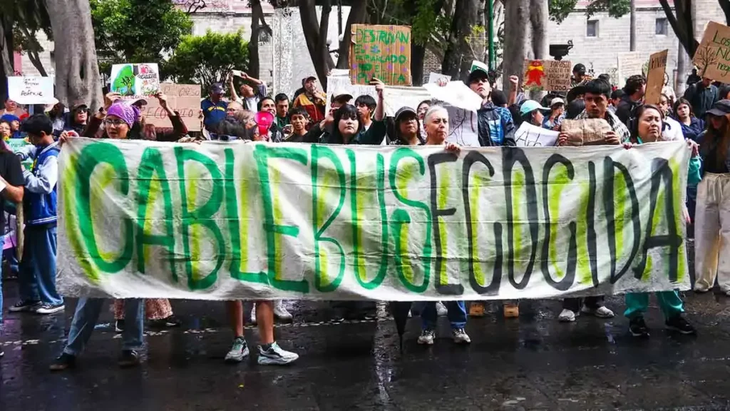 A pesar de lluvia, colectivos realizan marcha contra el Cablebús en Puebla; prevén daños ambientales