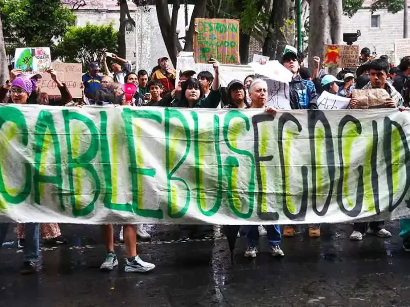 A pesar de lluvia, colectivos realizan marcha contra el Cablebús en Puebla; prevén daños ambientales