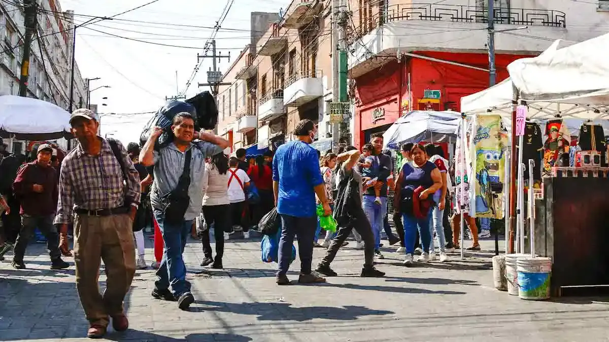 Detienen a integrantes de Fuerza 2000; ambulantes bloquean calles del Centro Histórico de Puebla