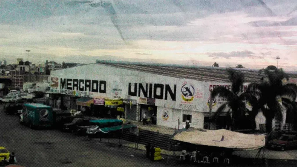 Motociclistas ejecutan a hombre cerca del Mercado Unión, Puebla; investigan ajuste entre narcomenudistas