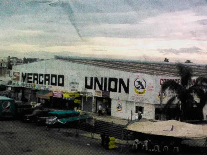 Motociclistas ejecutan a hombre cerca del Mercado Unión, Puebla; investigan ajuste entre narcomenudistas