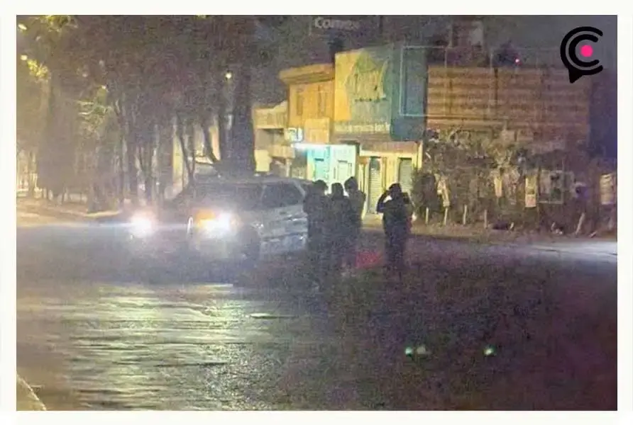 Borracho arrolla a motociclista que esperaba el verde de semáforo en Puebla; testigo evita que escape