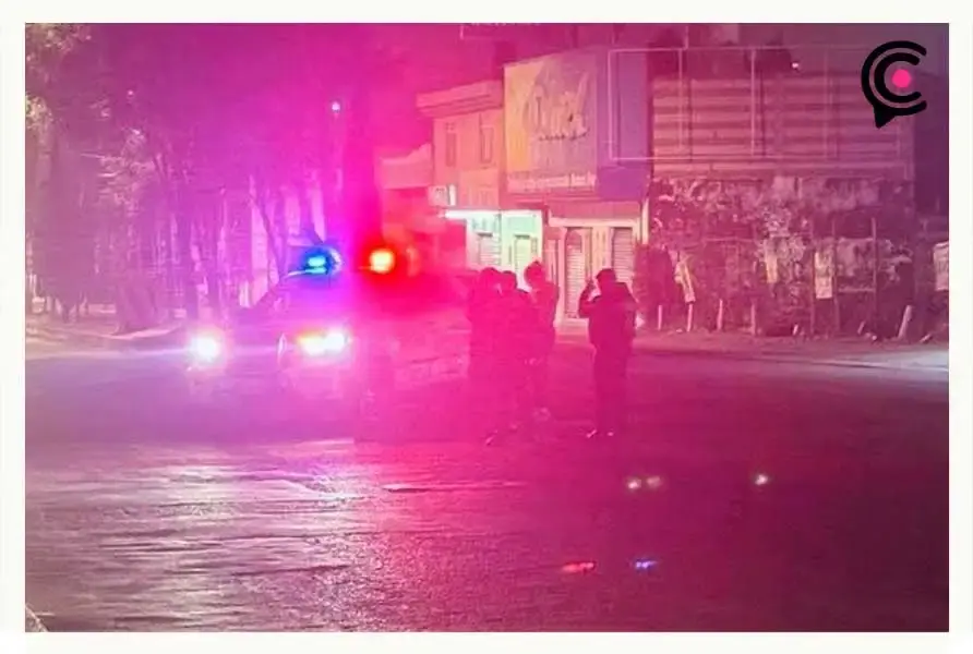 Borracho arrolla a motociclista que esperaba el verde de semáforo en Puebla; testigo evita que escape