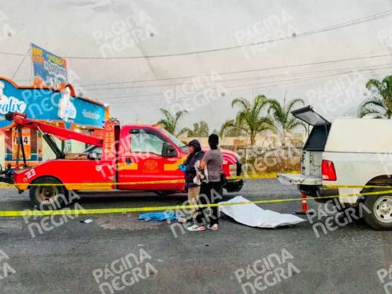 Borracho arrolla a motociclista que esperaba el verde de semáforo en Puebla; testigo evita que escape