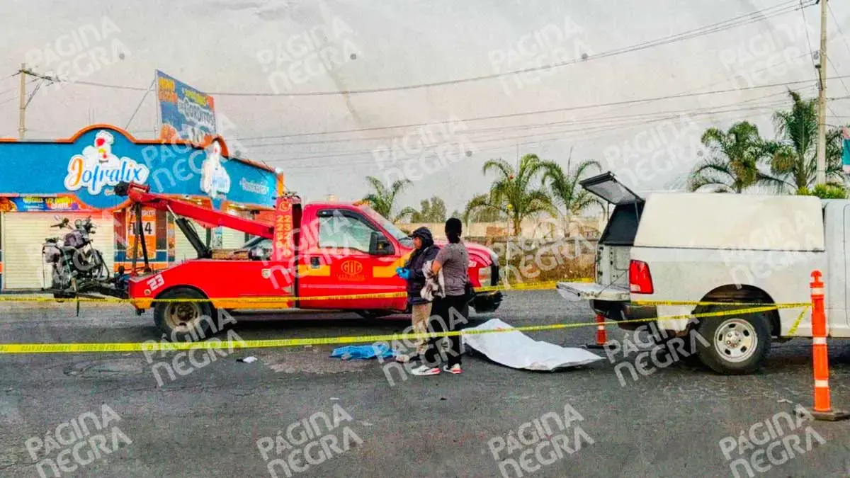 Borracho arrolla a motociclista que esperaba el verde de semáforo en Puebla; testigo evita que escape