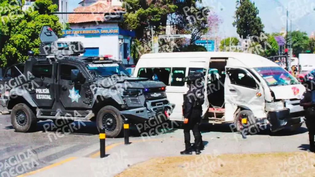 Vehículo blindado y transporte público chocan en Centro Histórico de Puebla; accidente deja tres lesionados