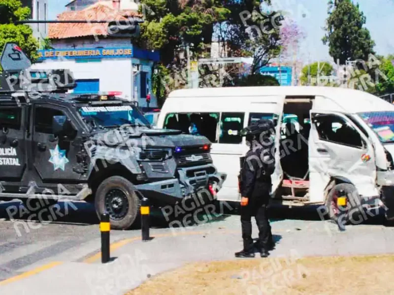 Vehículo blindado y transporte público chocan en Centro Histórico de Puebla; accidente deja tres lesionados
