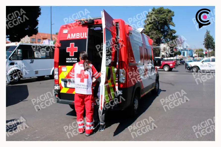 Vehículo blindado y transporte público chocan en Centro Histórico de Puebla; accidente deja tres lesionados